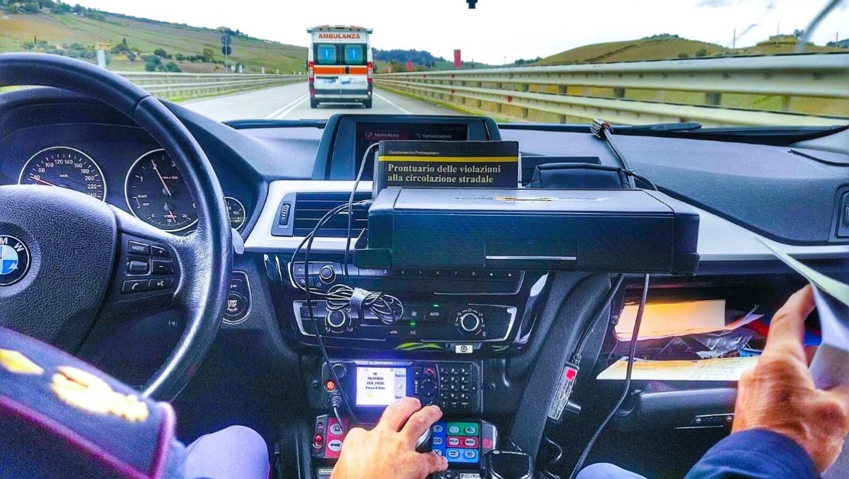 Ambulanza non in regola, sequestrata dalla Polizia stradale  - 