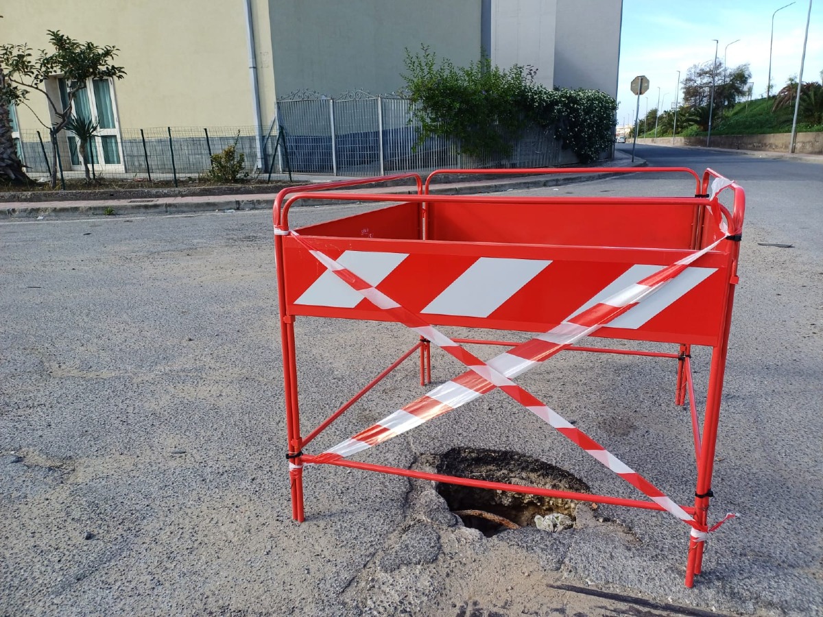 Voragine nella via  che porta alla chiesa Sacro cuore - 