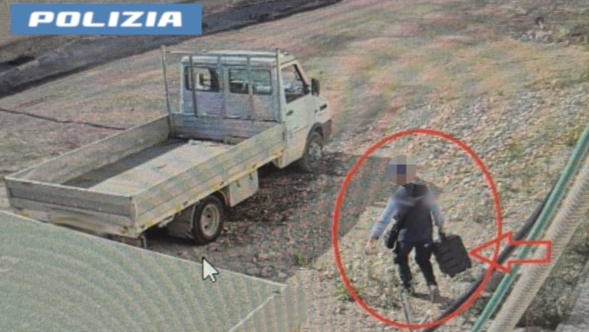 Operai gelesi rubano attrezzi nel cantiere in cui lavorano - 