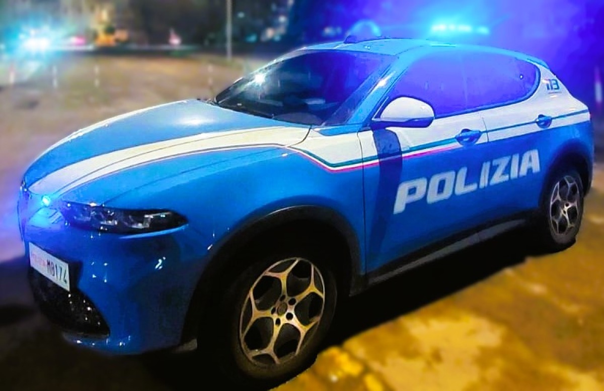 Ventenne si scaglia contro i poliziotti, colpendoli con calci e pugni - 