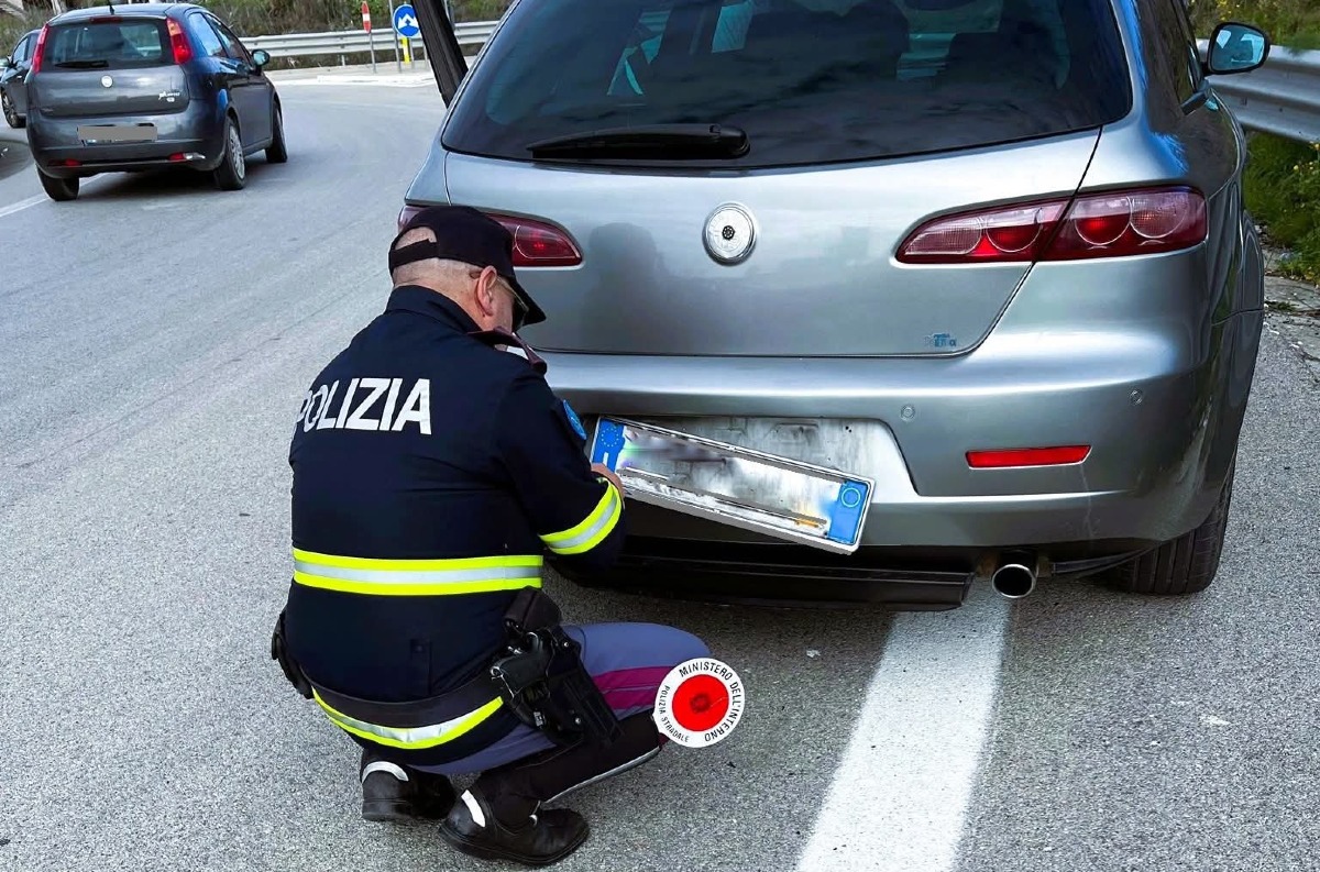 Targhe non leggibili, multati 12 automobilisti - 