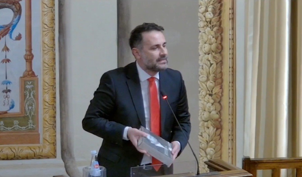 Di Paola dona un libro su Piersanti Mattarella a Schifani  - 