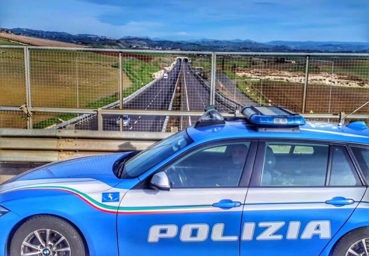 Con il telefono alla guida, 13 multati e patente ritirata  - 