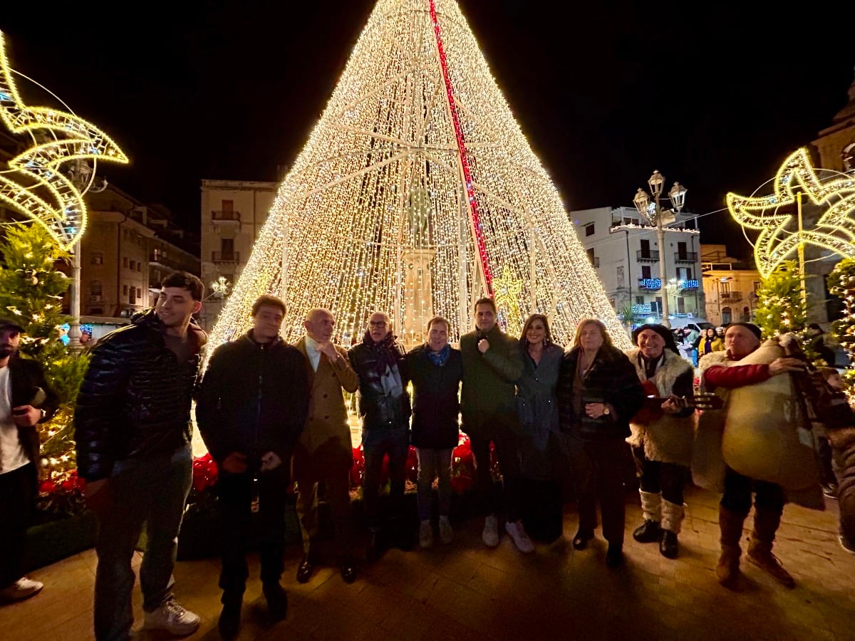 L’albero di Natale in piazza Umberto I - 