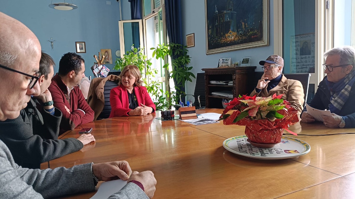 Senatrice Rando in municipio dopo incendio a fast food  - 