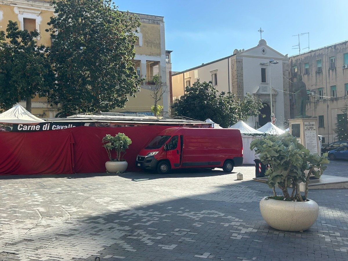 Bancarella di carne di cavallo davanti al municipio - 