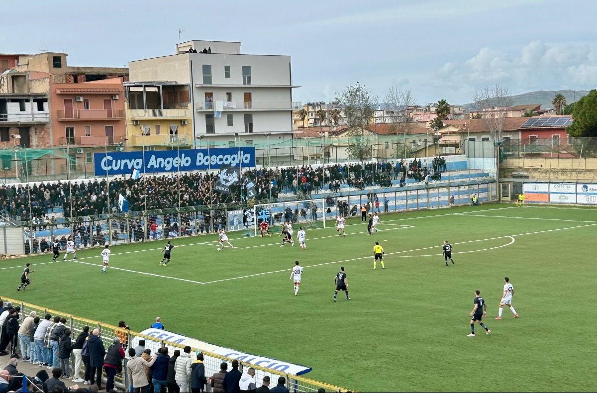 Il Gela fa l’impresa, battuto il Messina: decide Flores - 