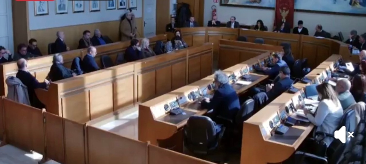 Seduta consiliare con due regolamenti  - 