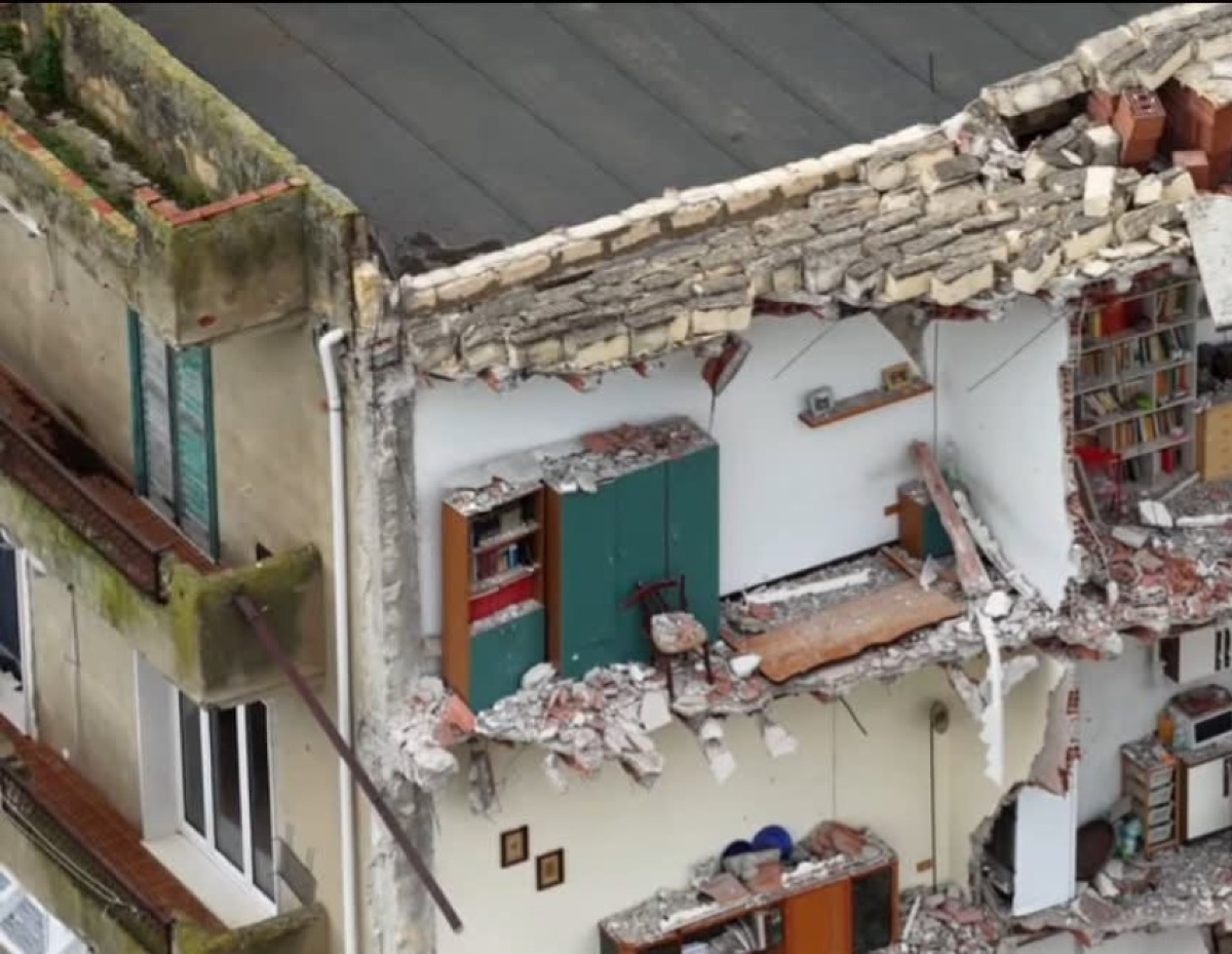 Crolla palazzina di 3 piani a Niscemi  - 