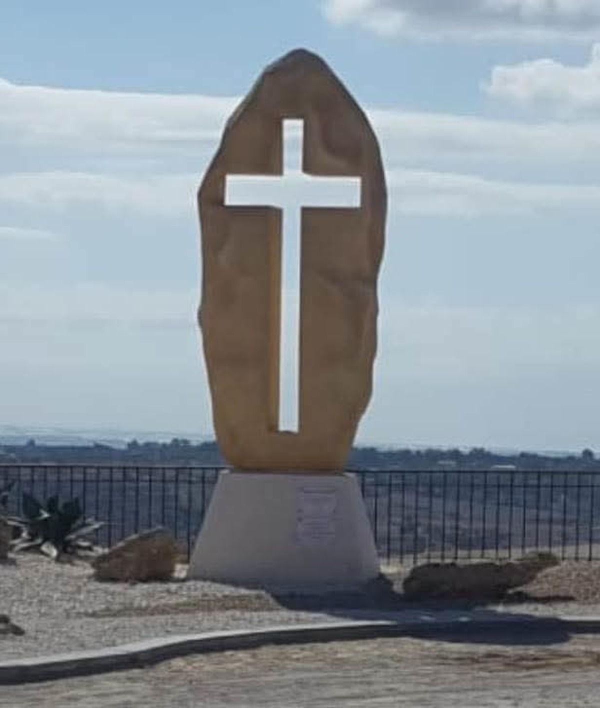 La frana inghiotte pure la croce simbolo di speranza  