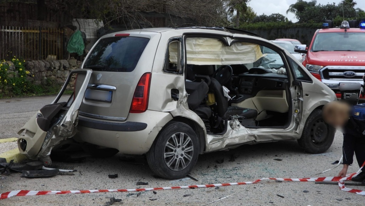 Scontro tra due mezzi a Vittoria, ci sono feriti gravi - Foto Franco Assenza 