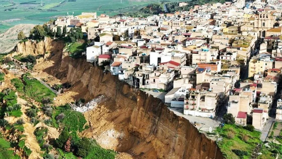 Tre abitazioni e due attività evacuate sulla  Sp11 - 