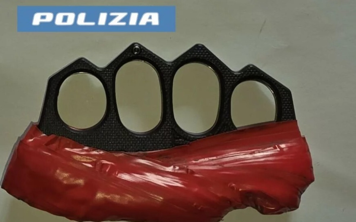 Forzano i varchi di sicurezza al Carnevale di Acireale, tre gelesi denunciati dalla Polizia  - 