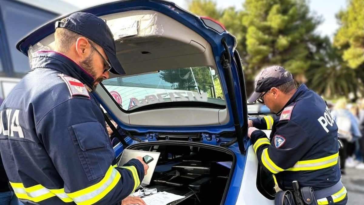 Targa contraffatta, automobilista sanzionato dalla Polizia Stradale  - 