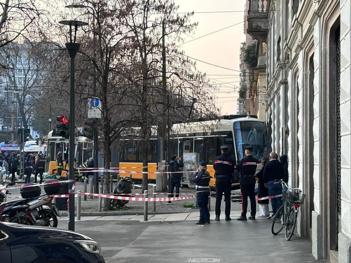 Tram deragliato a Milano, si aggrava bilancio un morto e una quarantina di feriti - 