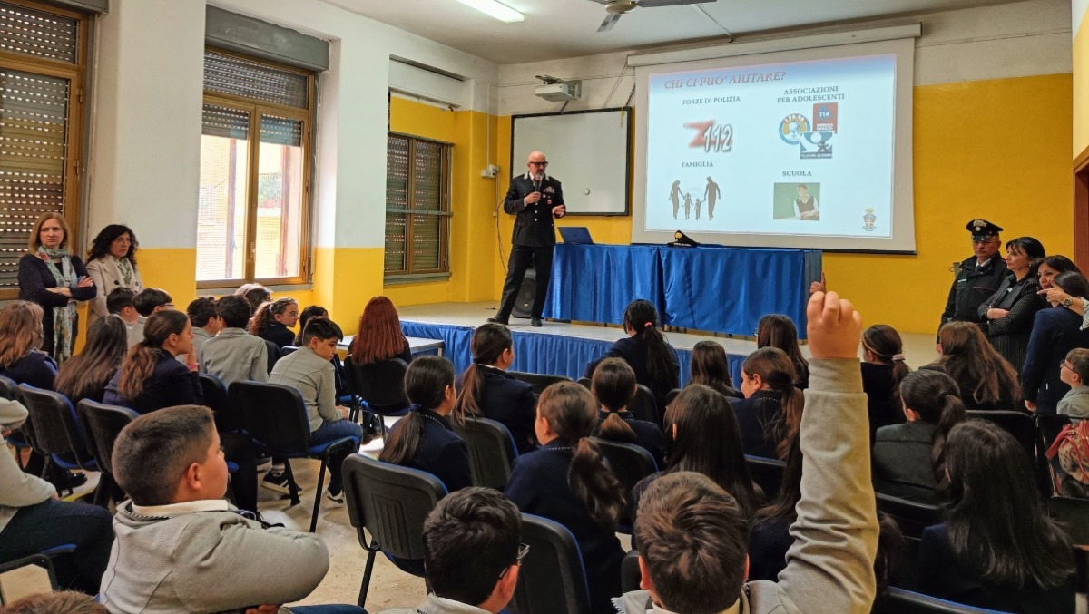 Bullismo e cyberbullismo, i carabinieri incontrano gli studenti 