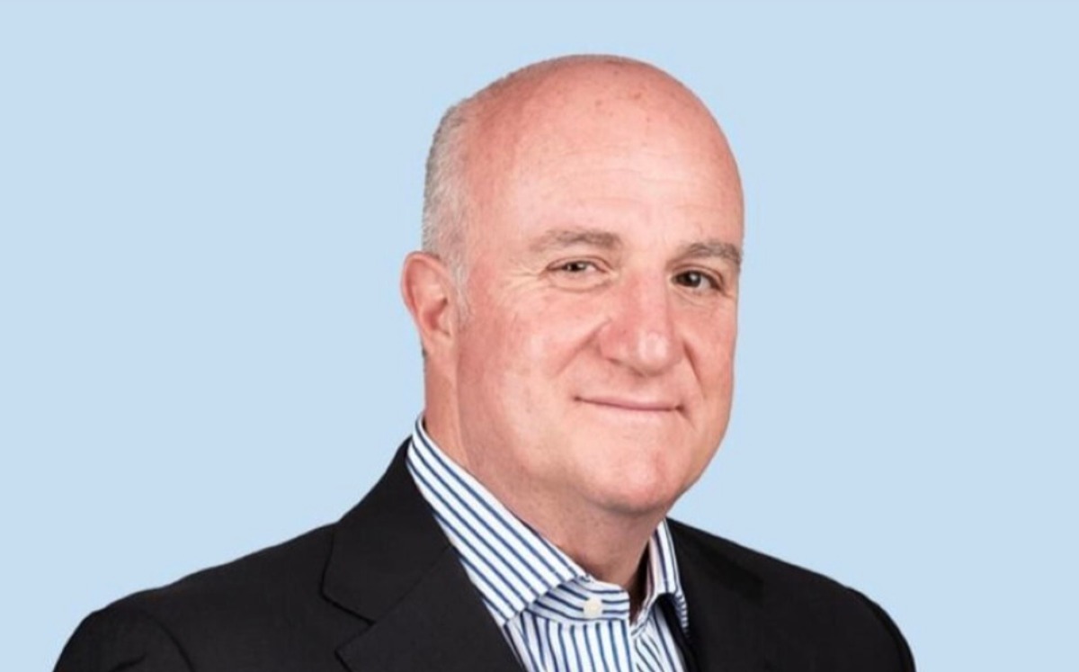 Stretta di mano tra il commissario Caruso e Mirisola  - 