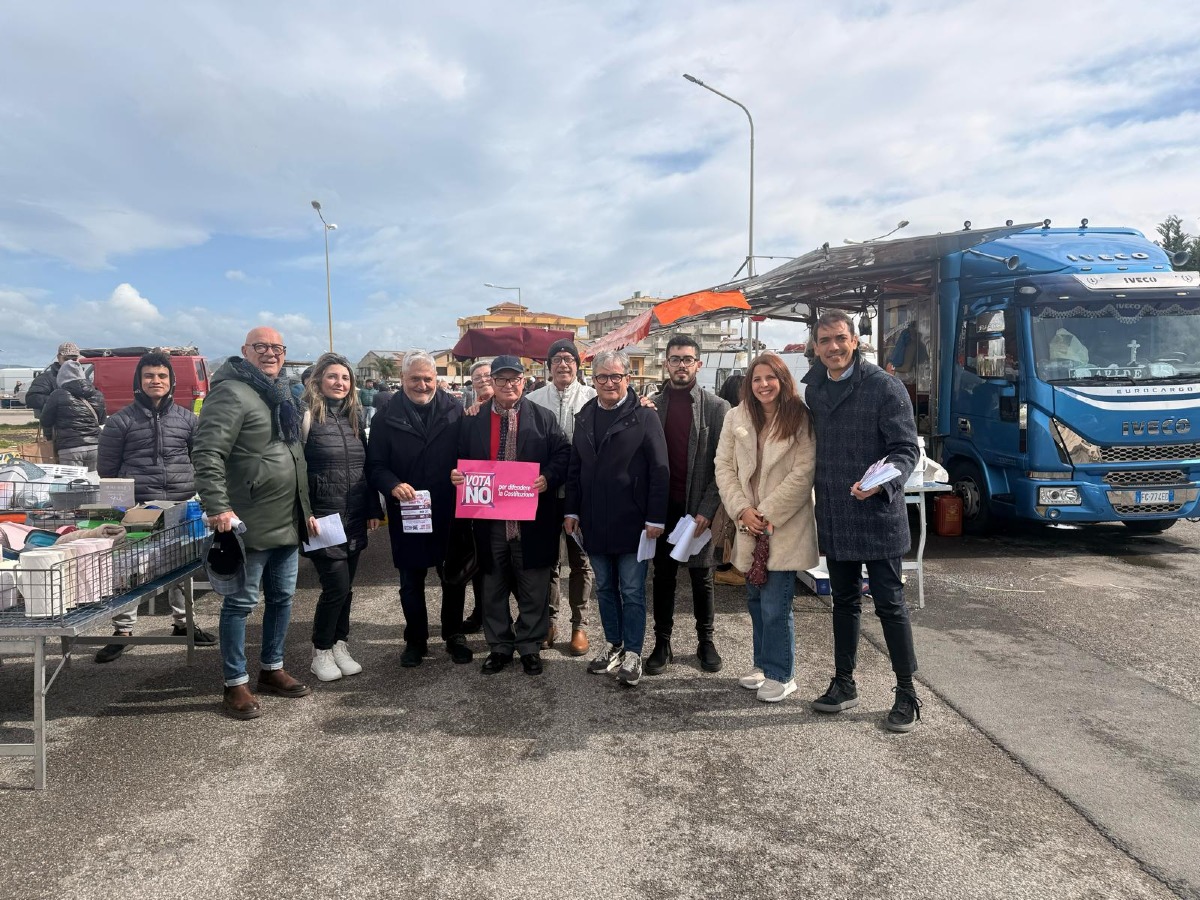 Volantinaggio del Pd sul referendum al mercato settimanale - 