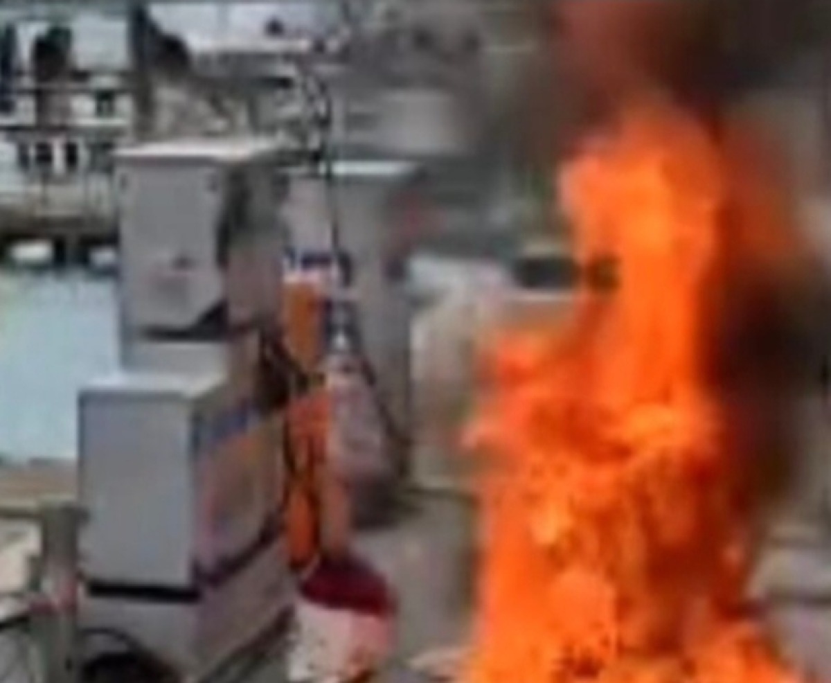  Fiamme per sigaretta accesa alla stazione di servizio  - 