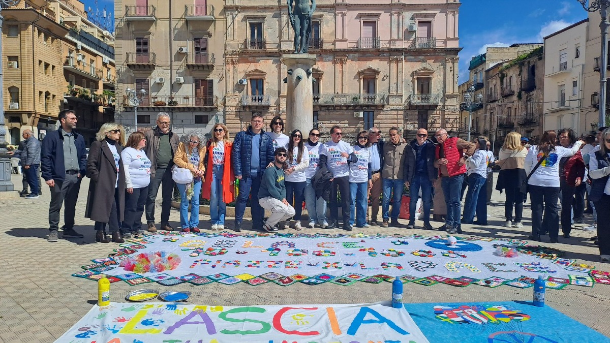 Istituzioni e associazioni alla manifestazione per la pace  - 