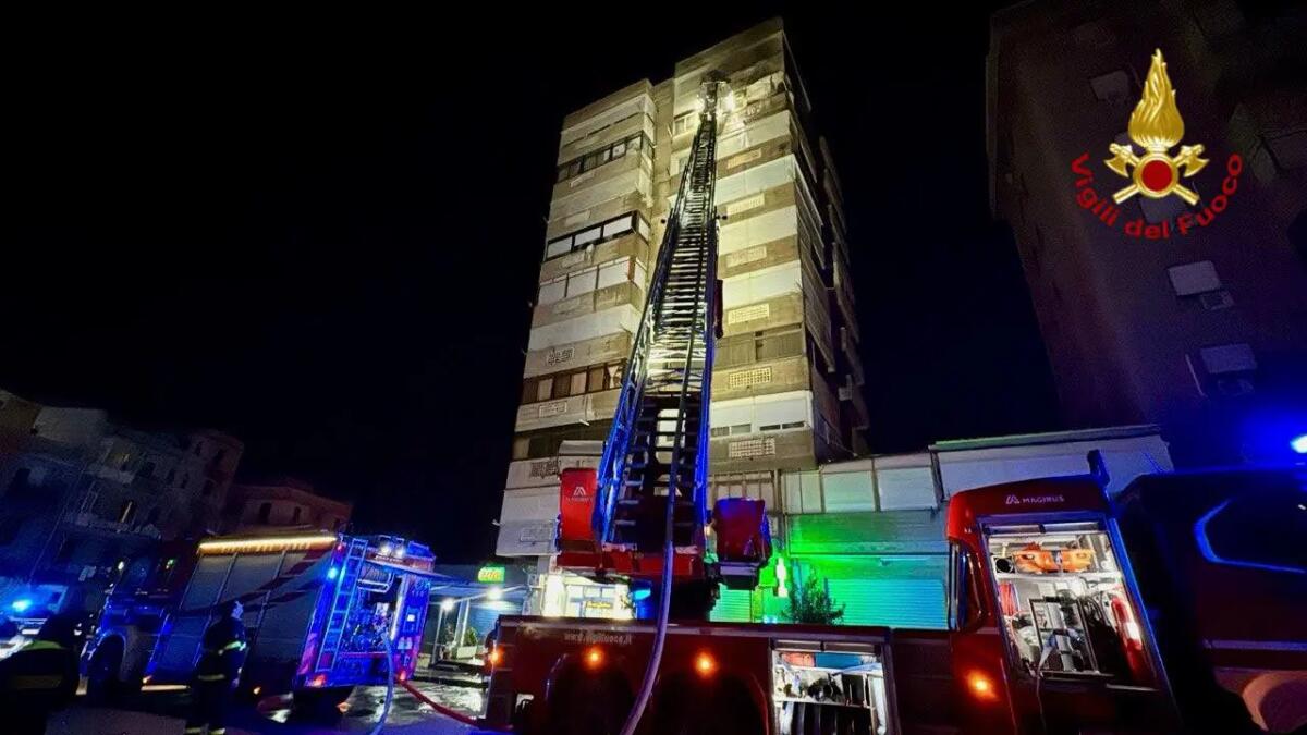 Palermo, incendio in un palazzo in via Caduti dell’8 luglio 1960: nessuna persona coinvolta - 