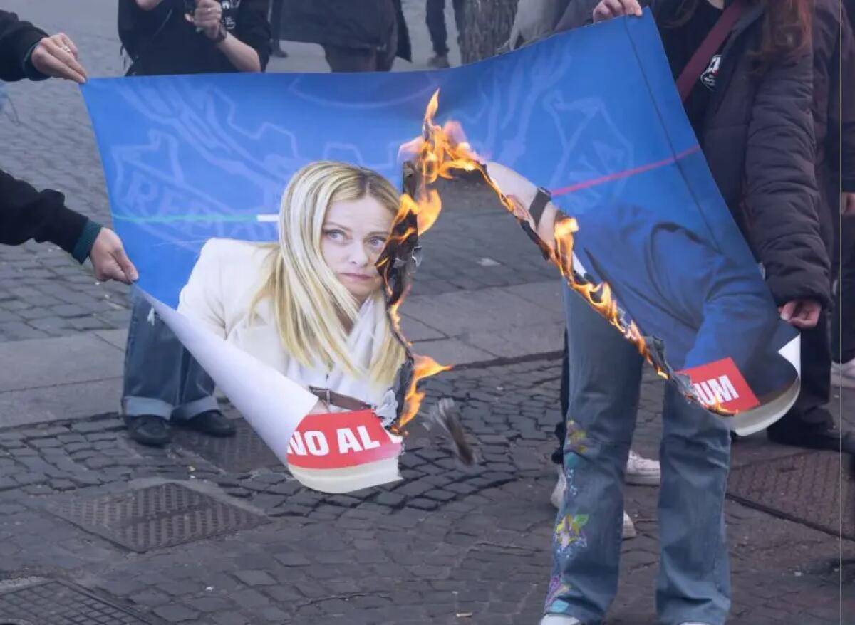 Corteo a Roma, bruciate immagini con Meloni e Nordio - 