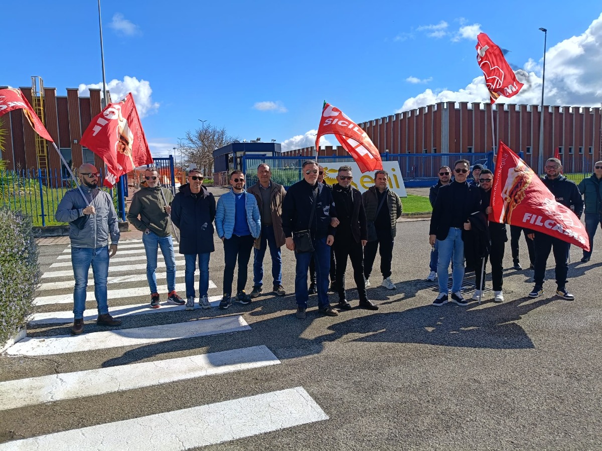 Protesta davanti al centro direzionale Enimed - 