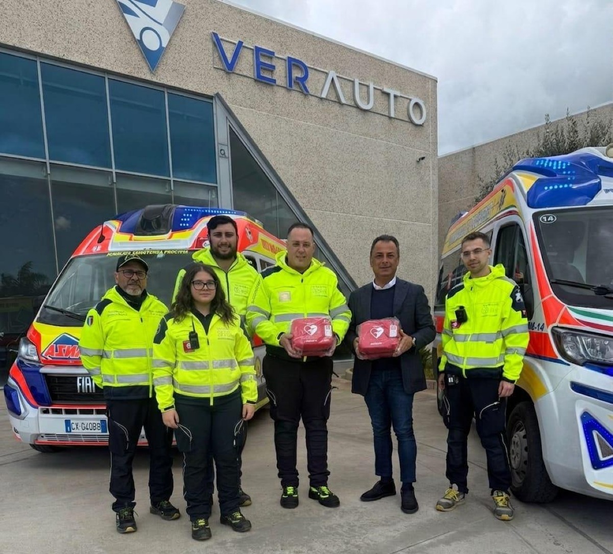 Verauto dona due defibrillatori alla ProCivis  - 