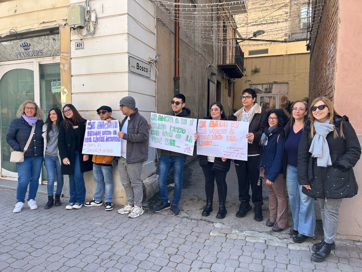Blue Day, la sensibilizzazione dei Tucarù in piazza - 