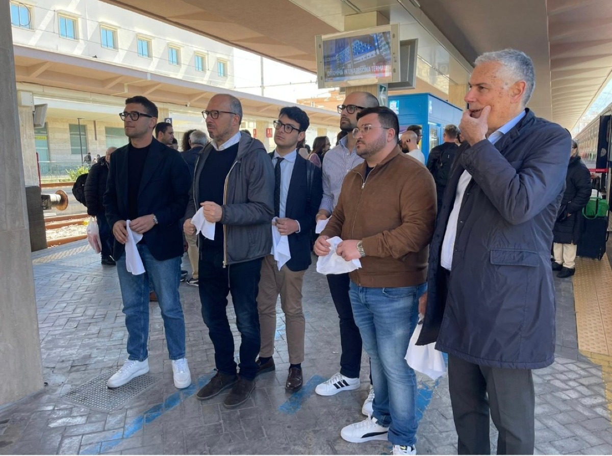 Treno Sicilia express,fumo negli occhi per i giovani 