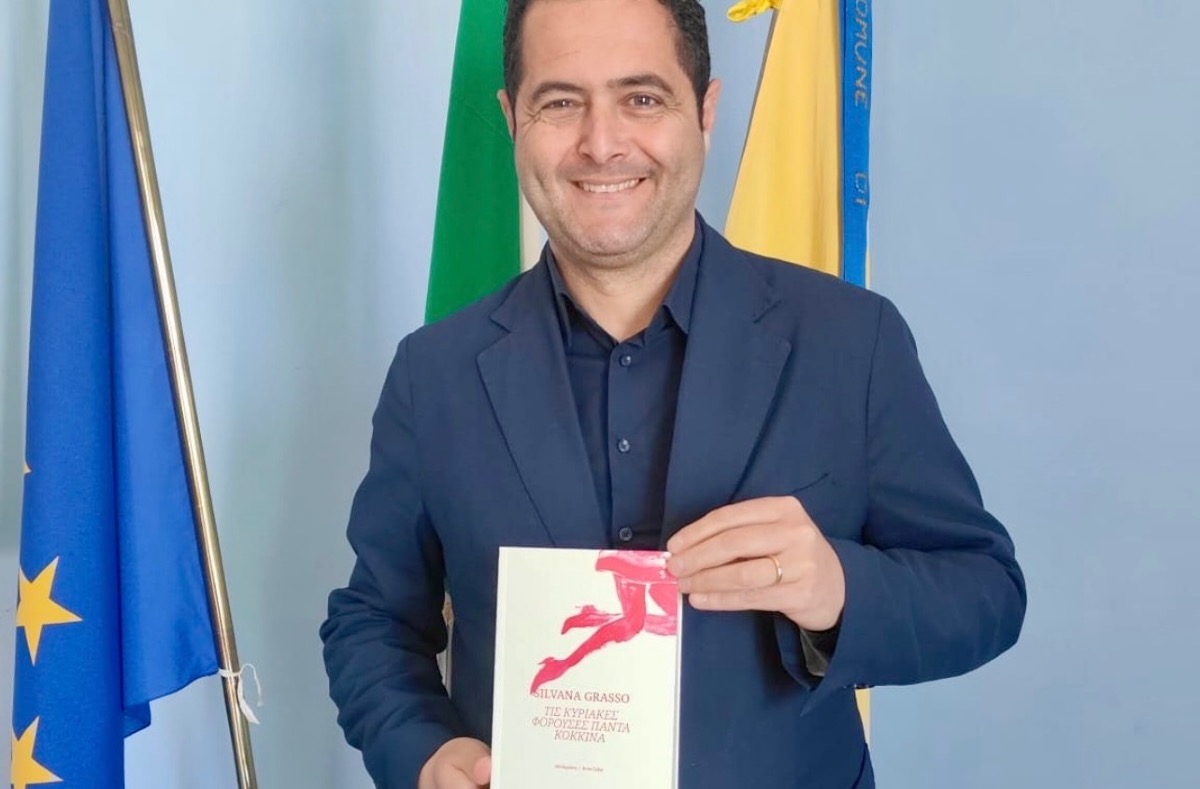 “La domenica vestivi di rosso”, il libro donato al sindaco