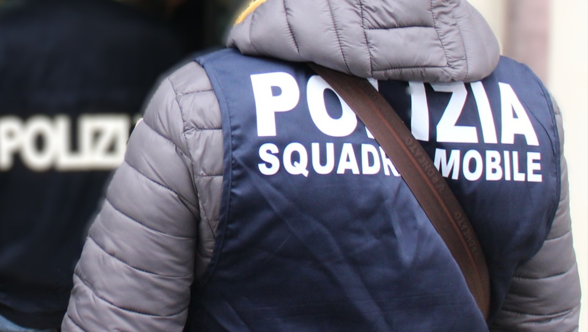 Intercettati subito dopo la rapina, due arresti della Squadra Mobile 