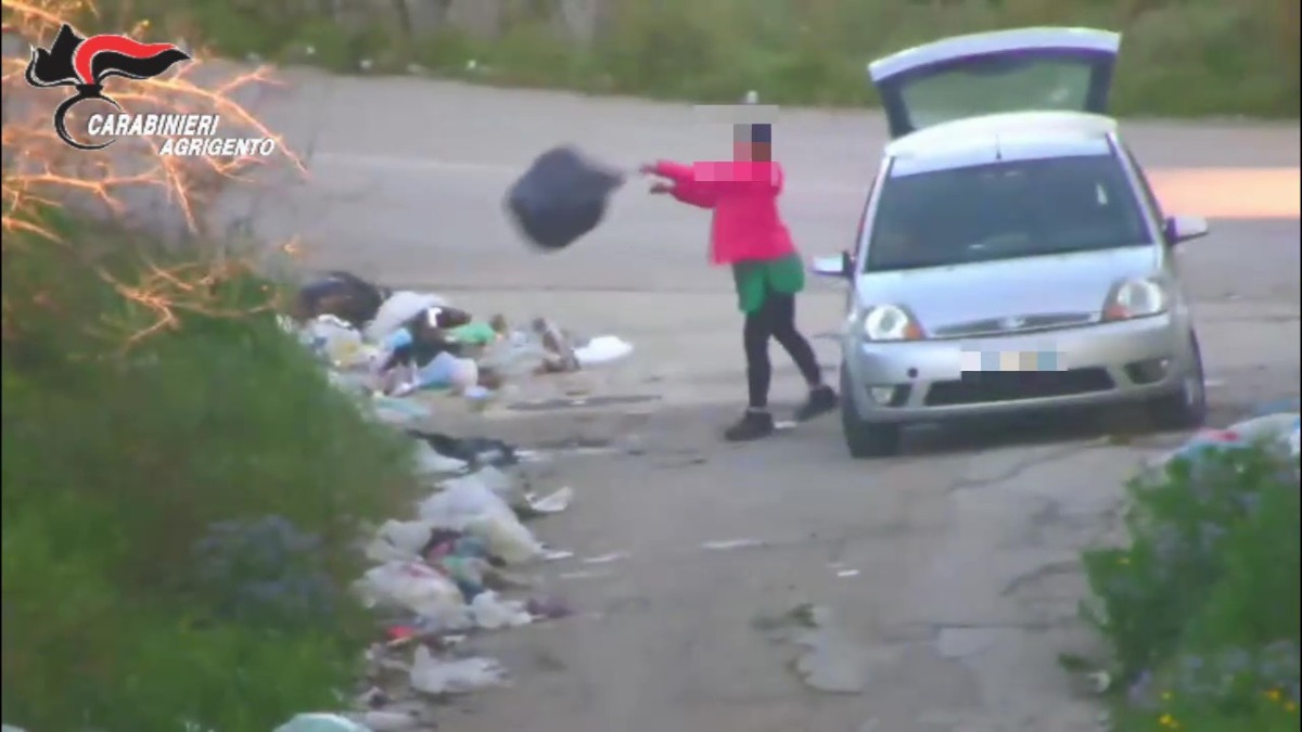 Tratto di strada trasformato in discarica abusiva 