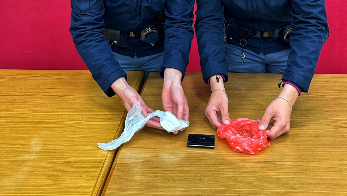 Fugge alla vista della polizia e si libera della droga 