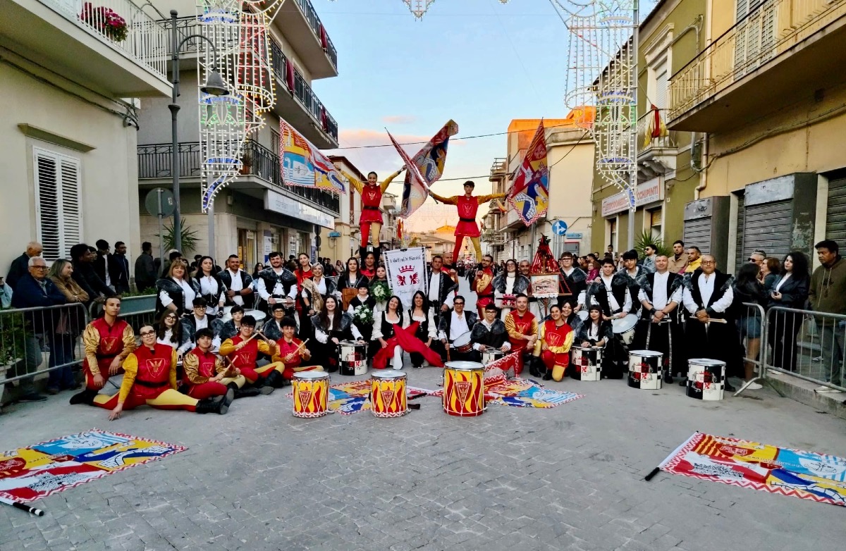Gli Sbandieratori di Gela incantano ad Acate - 
