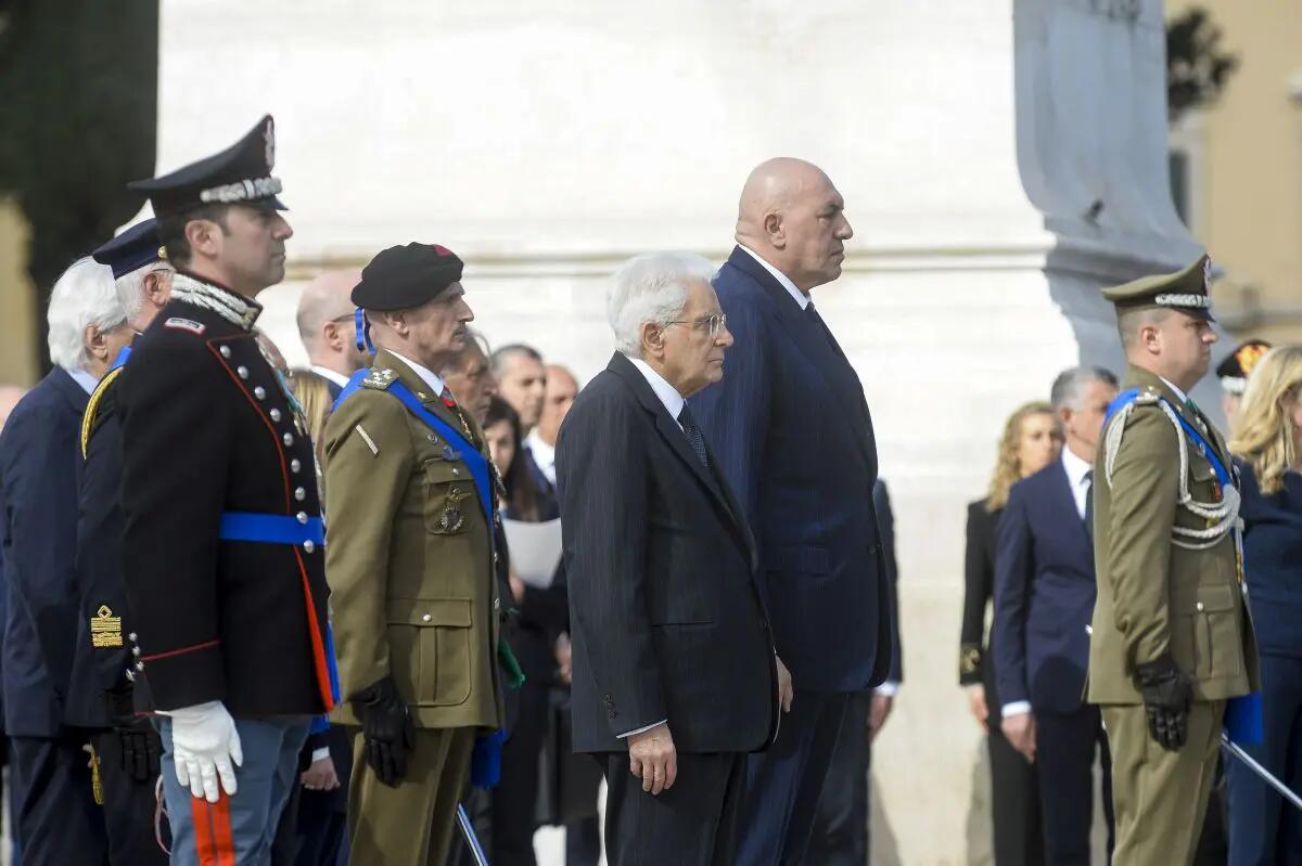 25 Aprile, Mattarella depone corona di alloro all’altare della Patria - 
