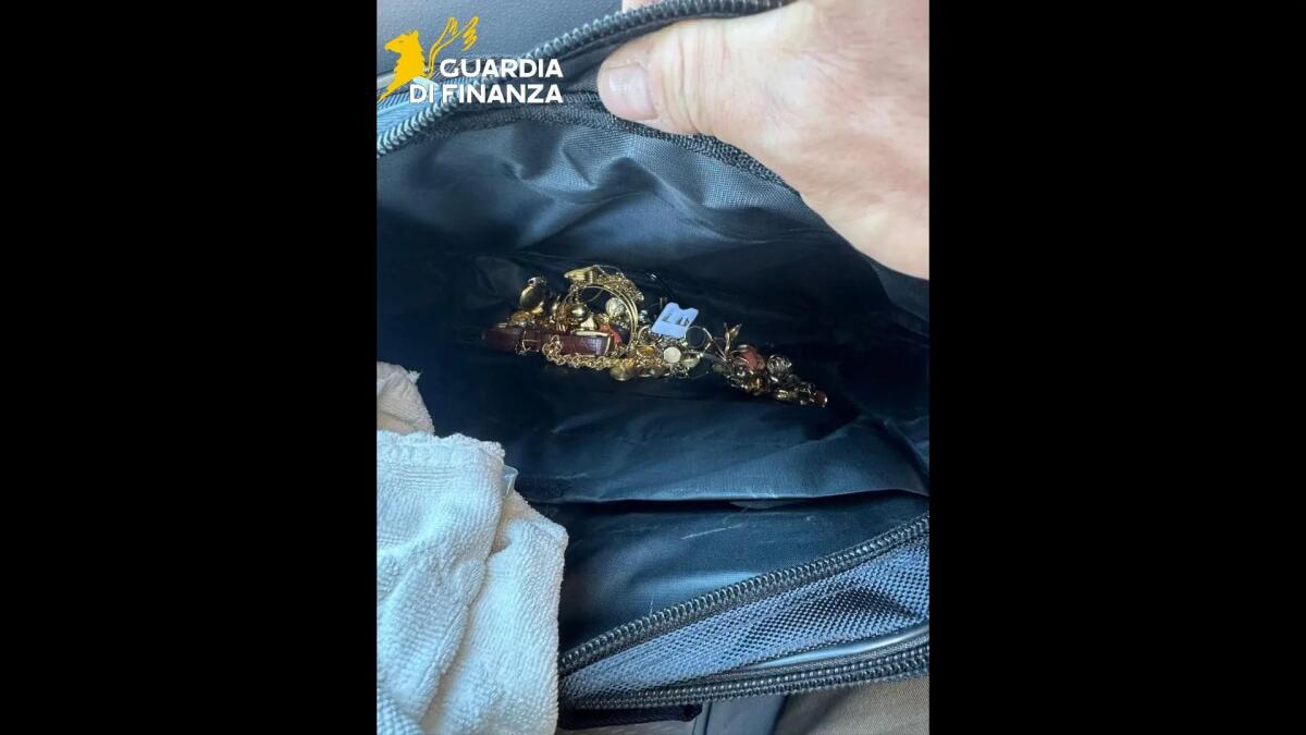 A Palermo sventata una truffa ai danni di un’anziana, arrestato un 33enne e recuperati i gioielli dal valore di 40 mila euro - 