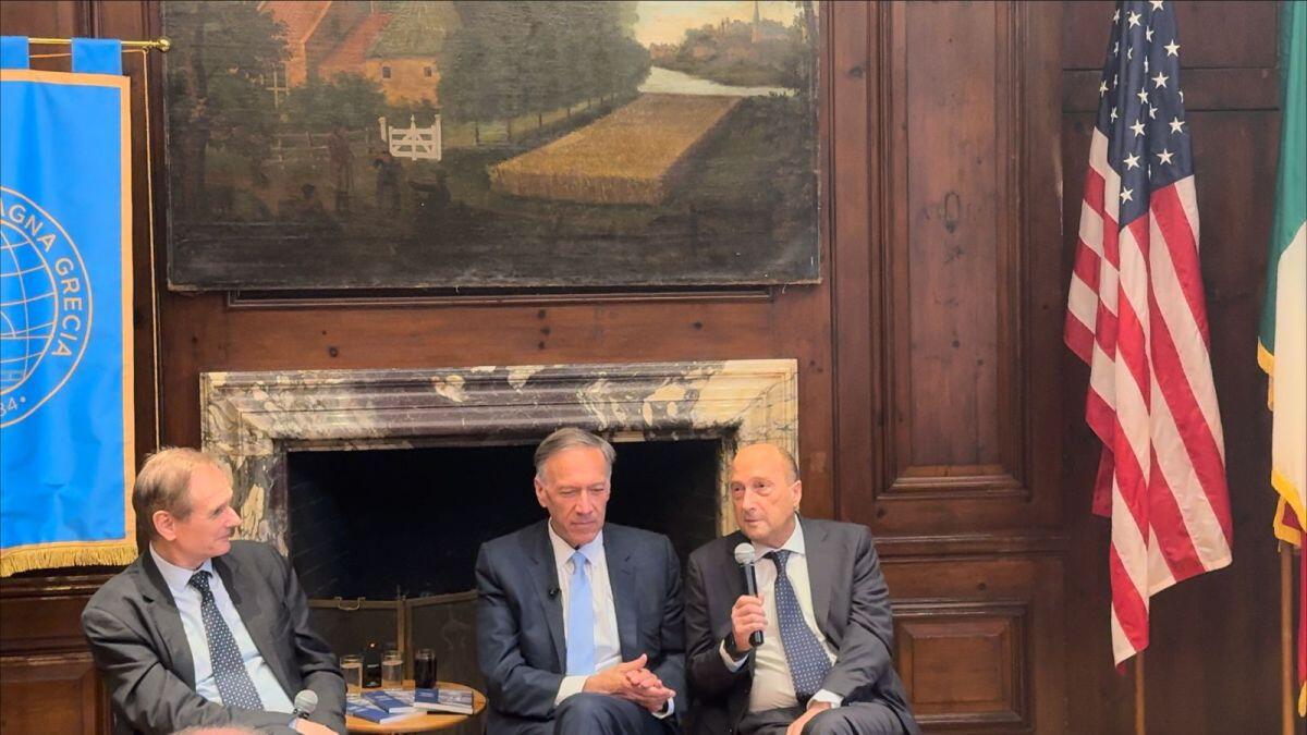 Fondazione Magna Grecia, consegnato a New York a Mike Pompeo il premio John Marchi - 