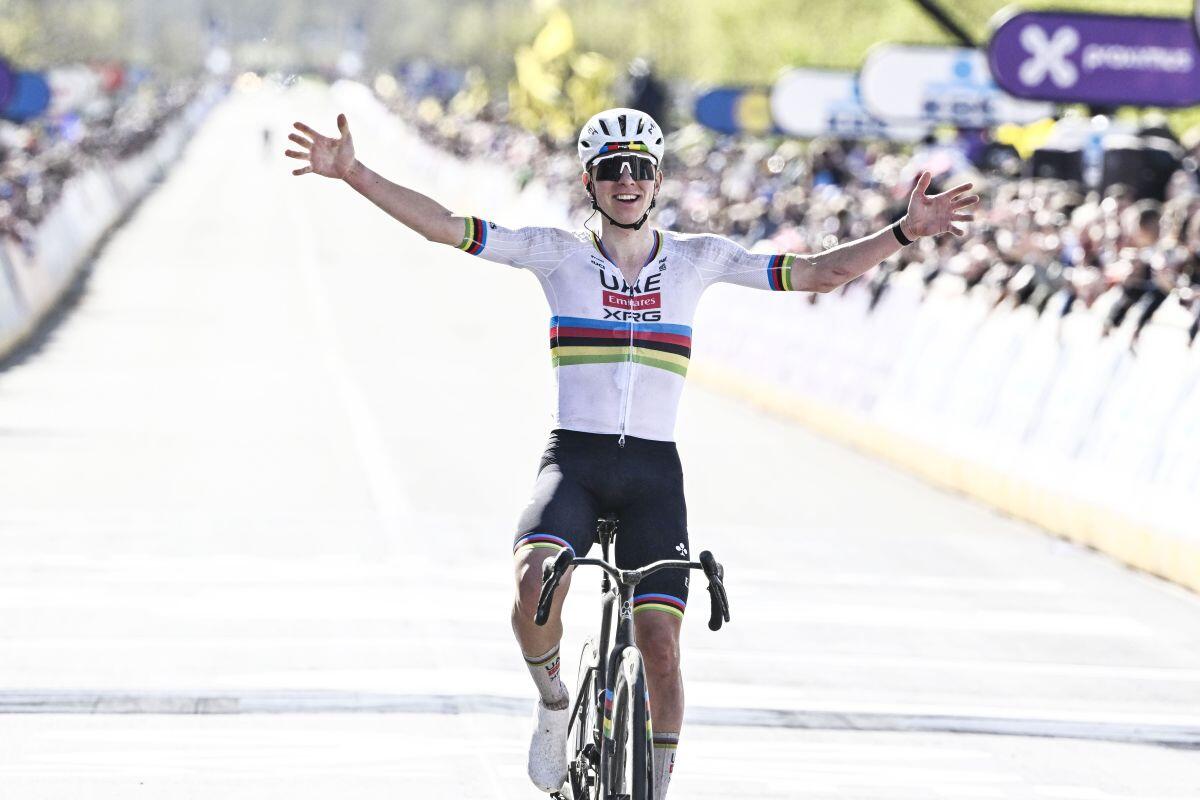 Pogacar vince il Giro delle Fiandre, Van der Poel ed Evenepoel sul podio - 