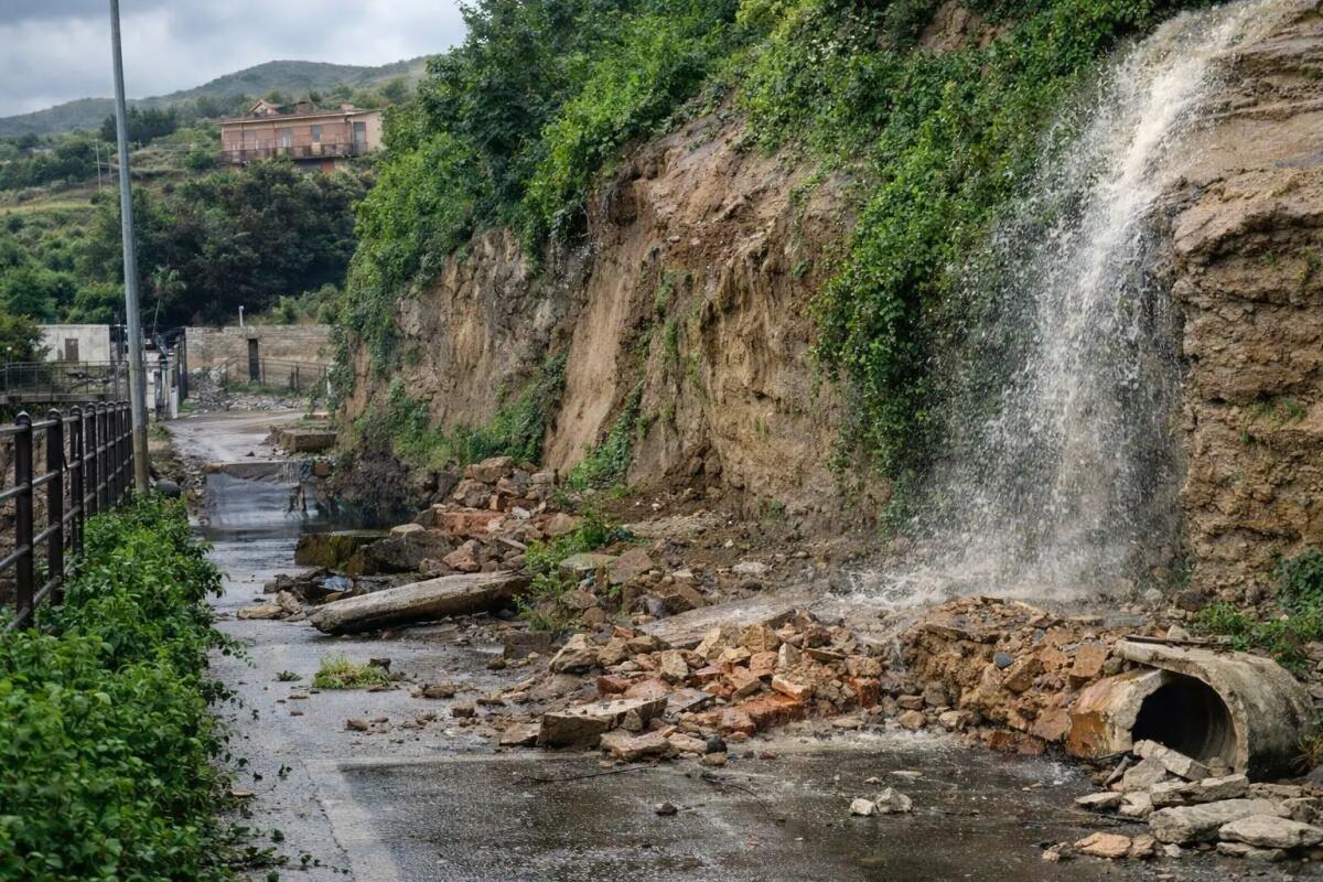 Maltempo, frane nel Messinese: 50 persone bloccate nei boschi - 