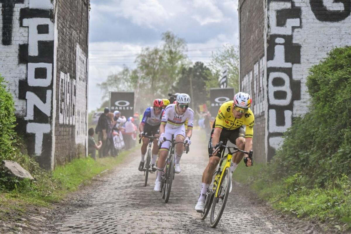 La Parigi-Roubaix a Wout Van Aert, battuto in volata Tadej Pogacar - 