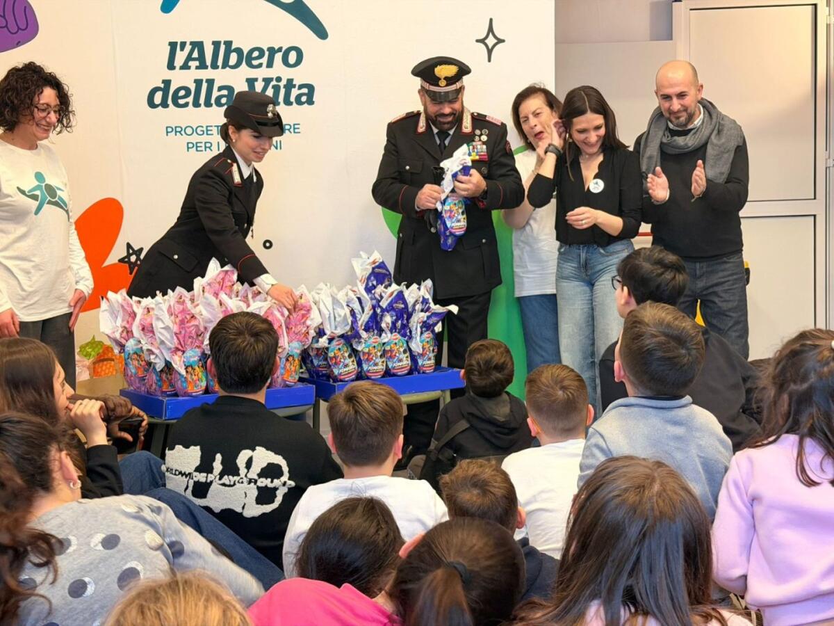 Palermo, i Carabinieri donano uova di Pasqua ai bimbi dello Zen - 