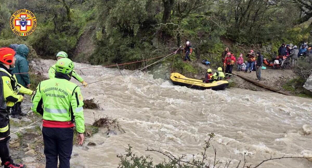 Maltempo, frane nel Messinese: 32 turisti stranieri recuperati nei boschi di San Fratello / Video - 