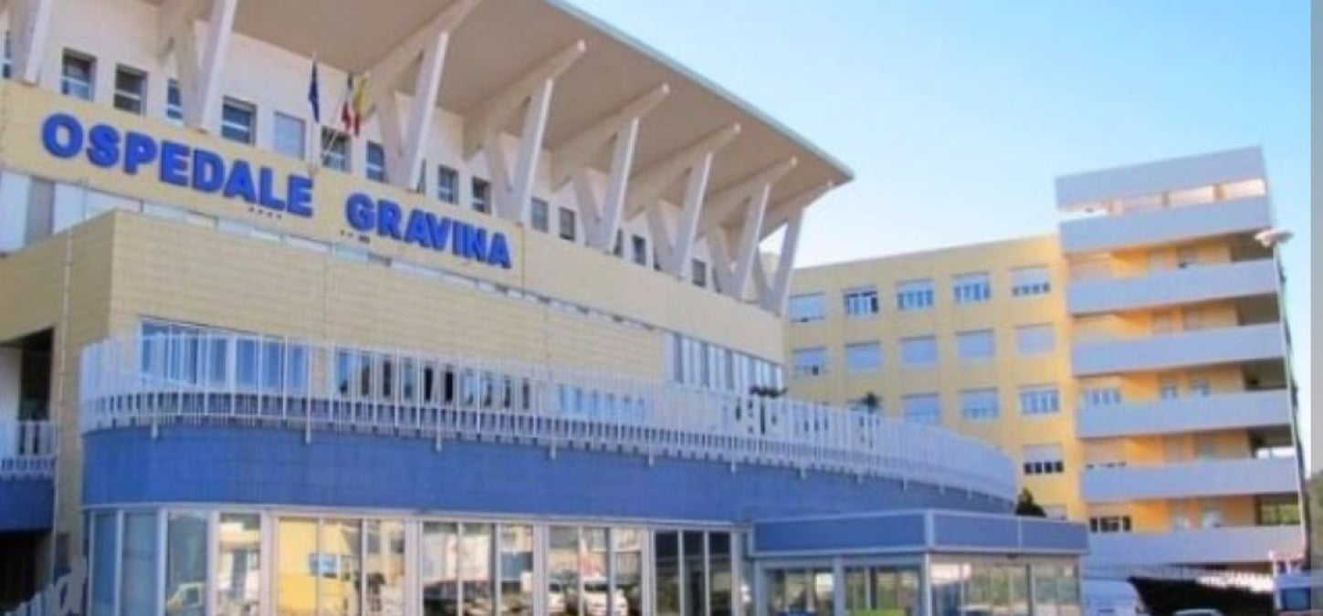 Bimba ingoia adesivo in plastica, salvata dai medici  - 