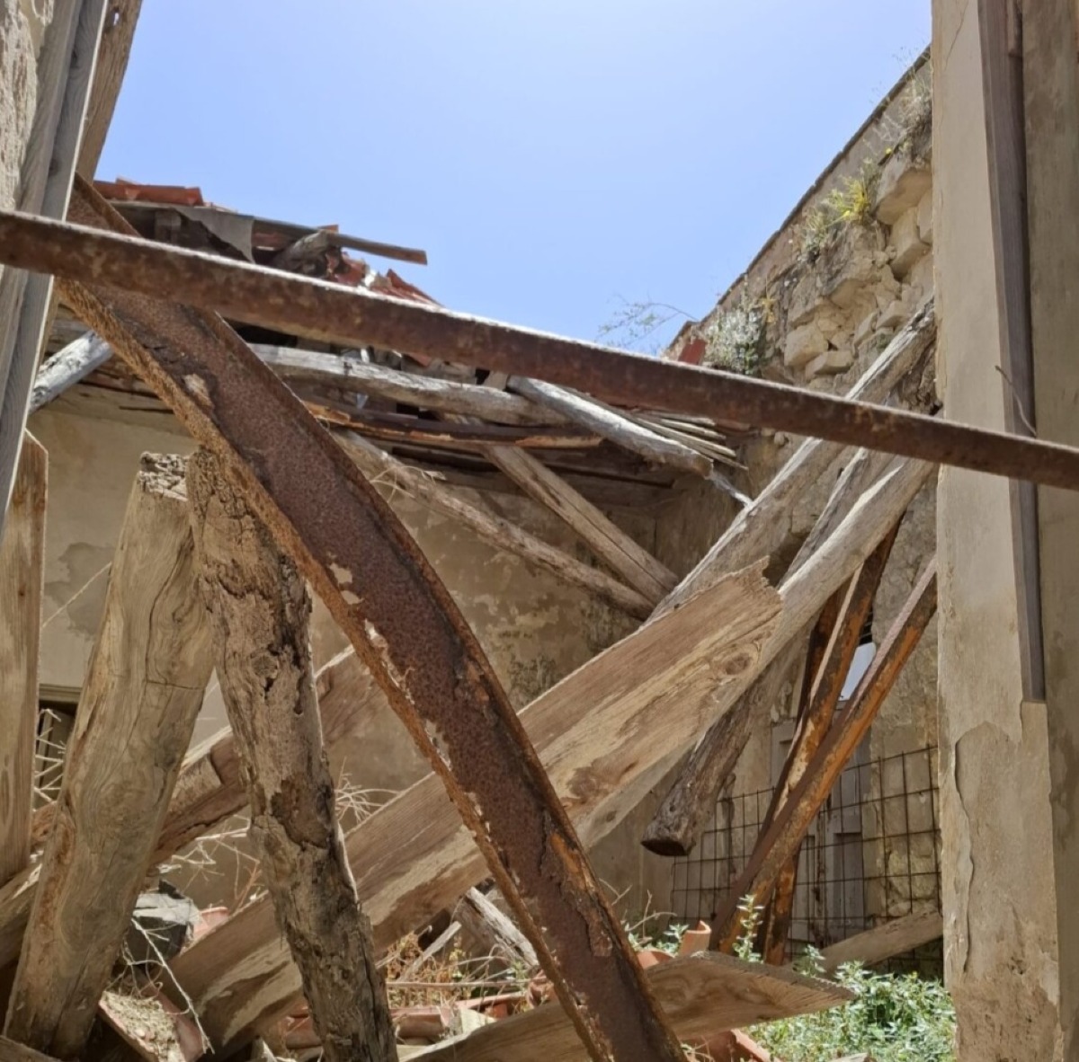 Crollo interno nell'edificio della Dogana  - 