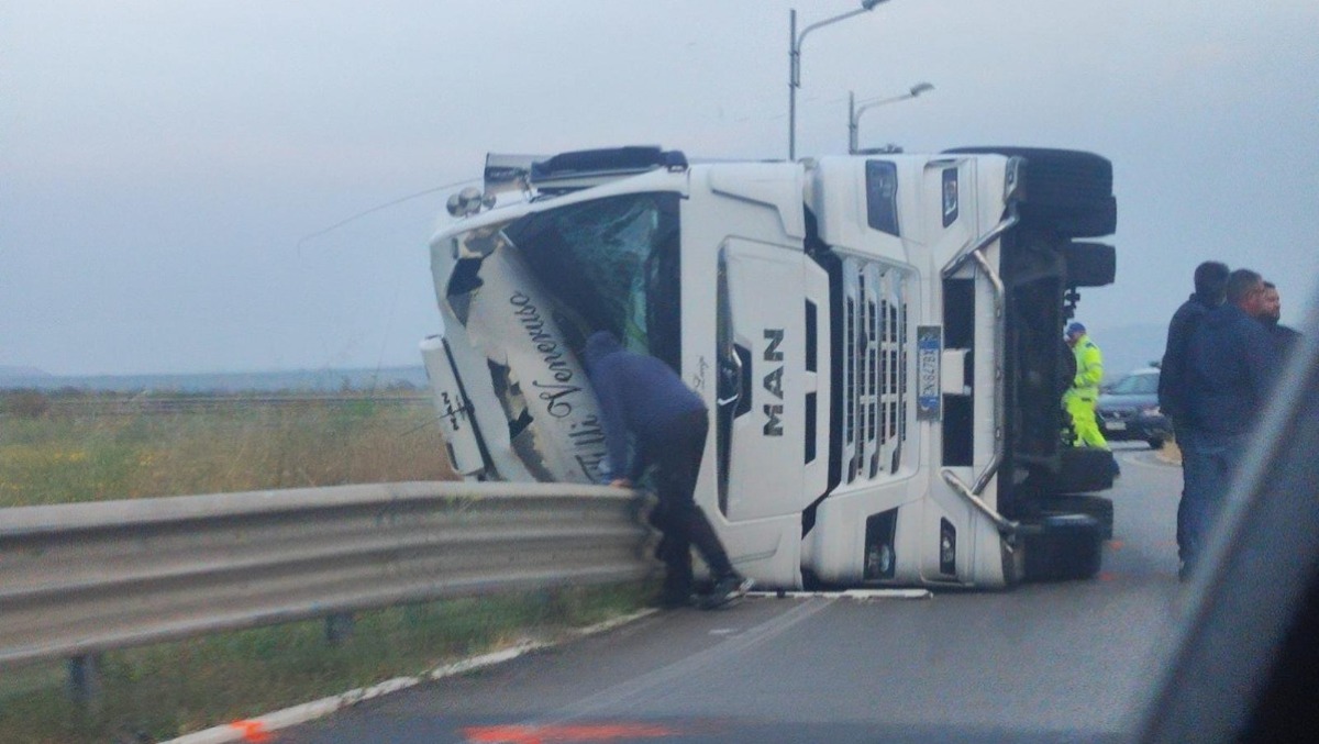 Camionista perde il controllo del suo tir - Foto Franco Assenza 