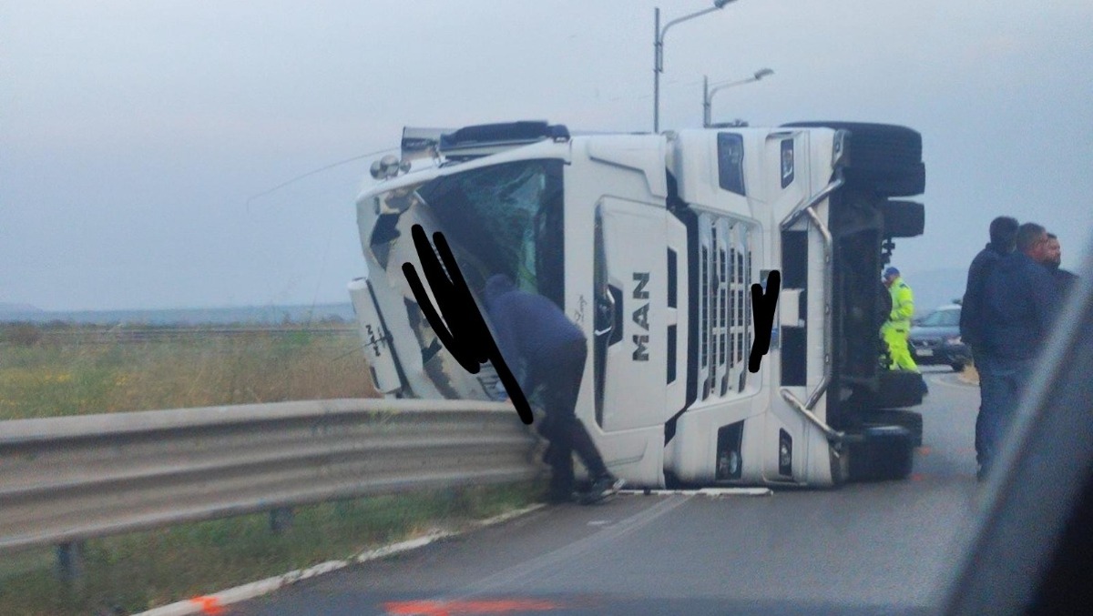 Camionista perde il controllo del suo tir - Foto Franco Assenza 