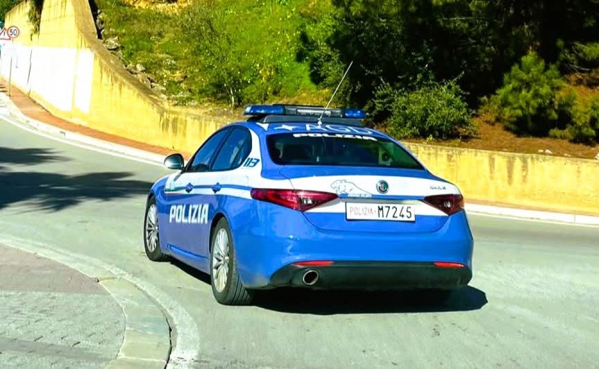 Non si ferma all'alt polizia e scappa via - 