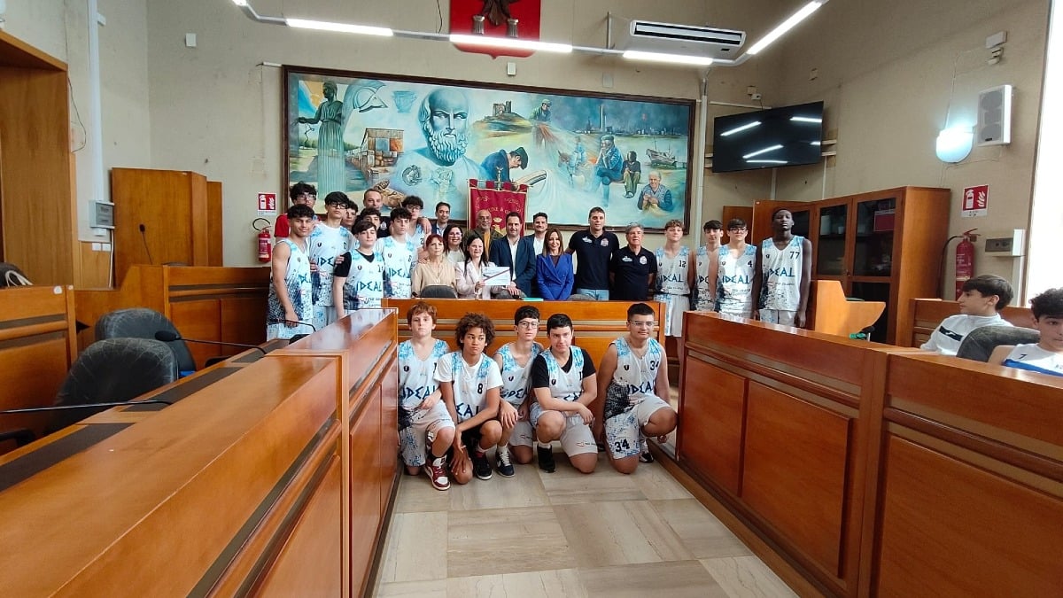 Premiati  in aula consiliare giovani atleti di basket  - 