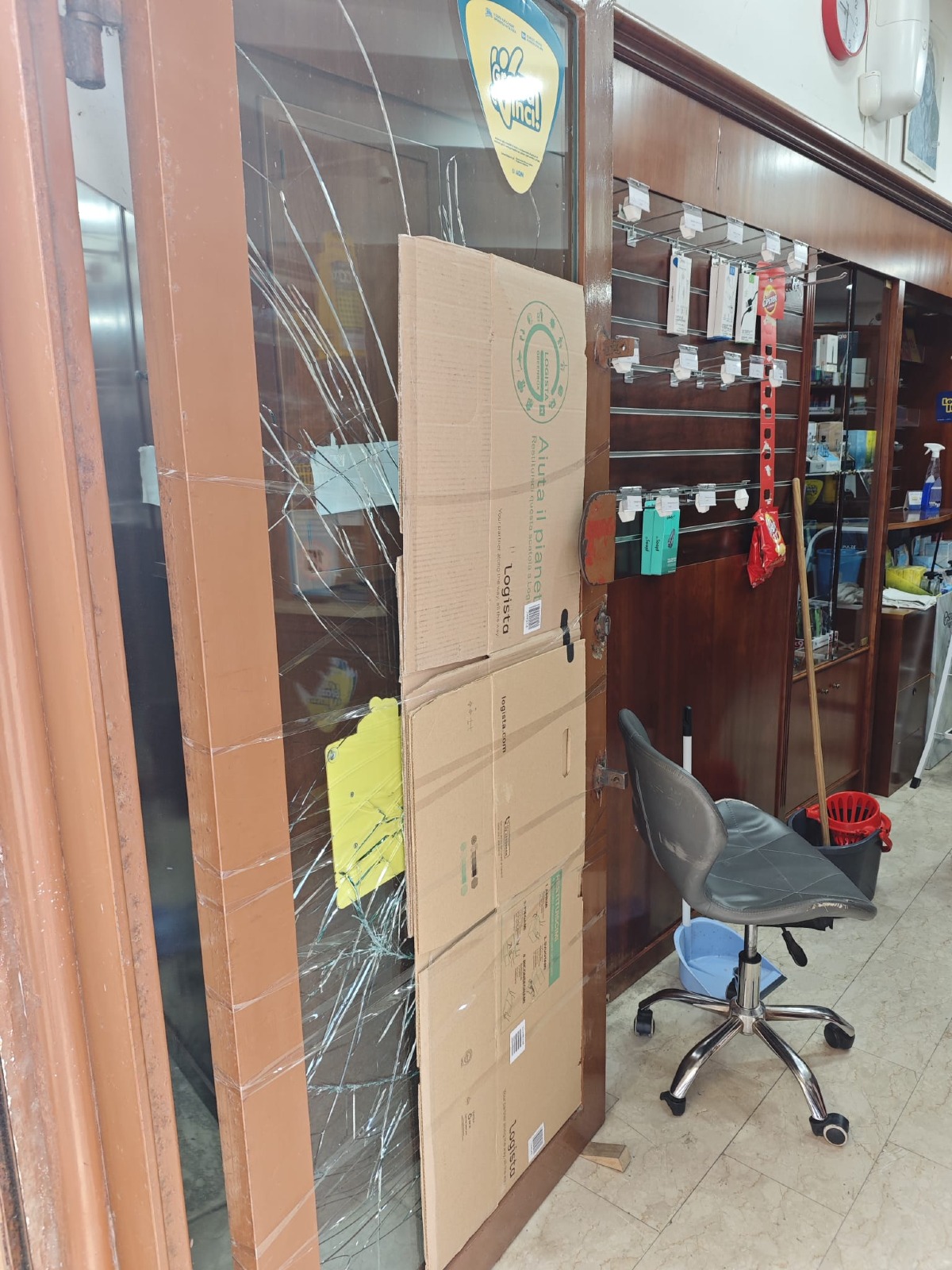 Furto con spaccata a tabaccheria di fronte piazza Umberto  - 